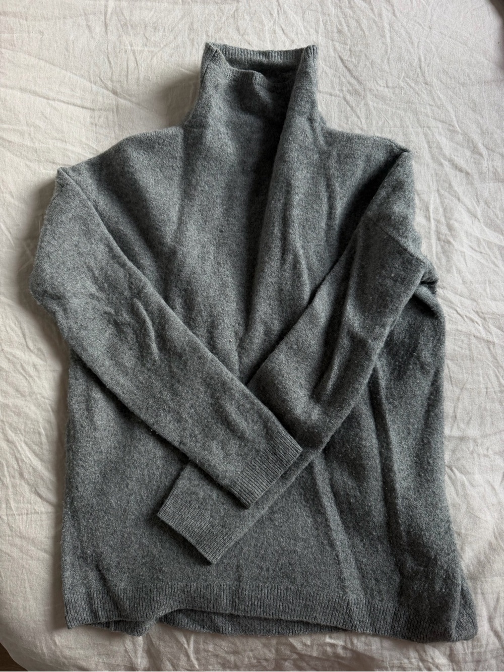 TAHARI Cashmere Turtleneck Sweater